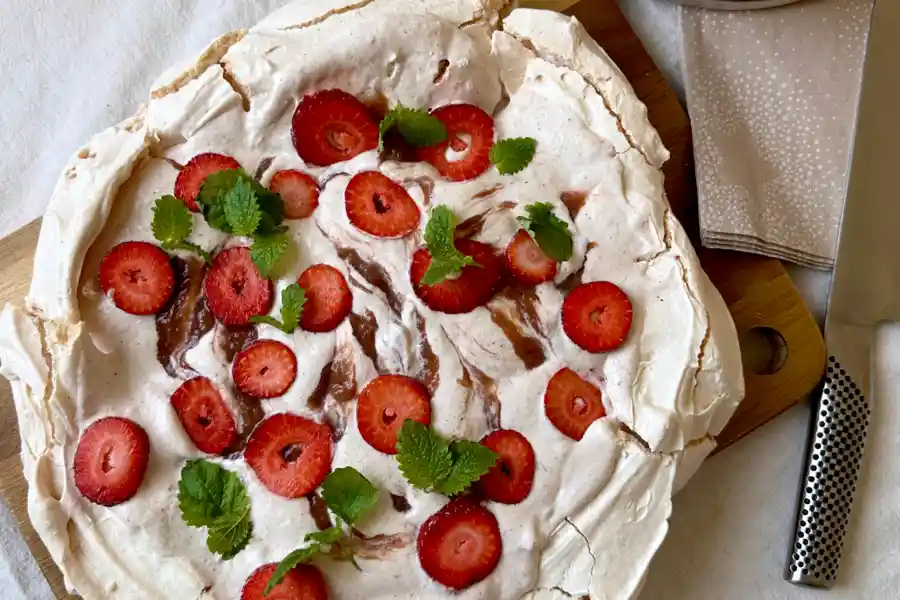 Pavlova med rabarber og jordbær