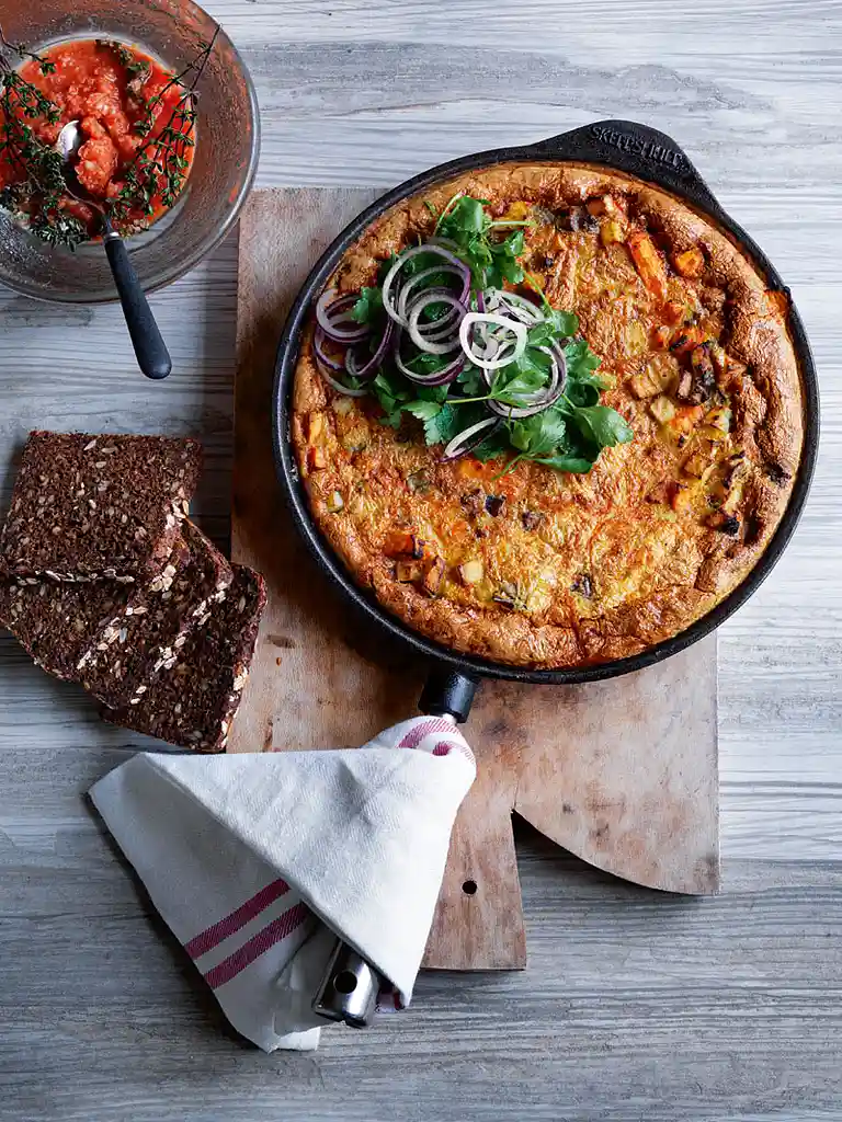 Æggekage med kartofler, bacon, salat og rugbrød