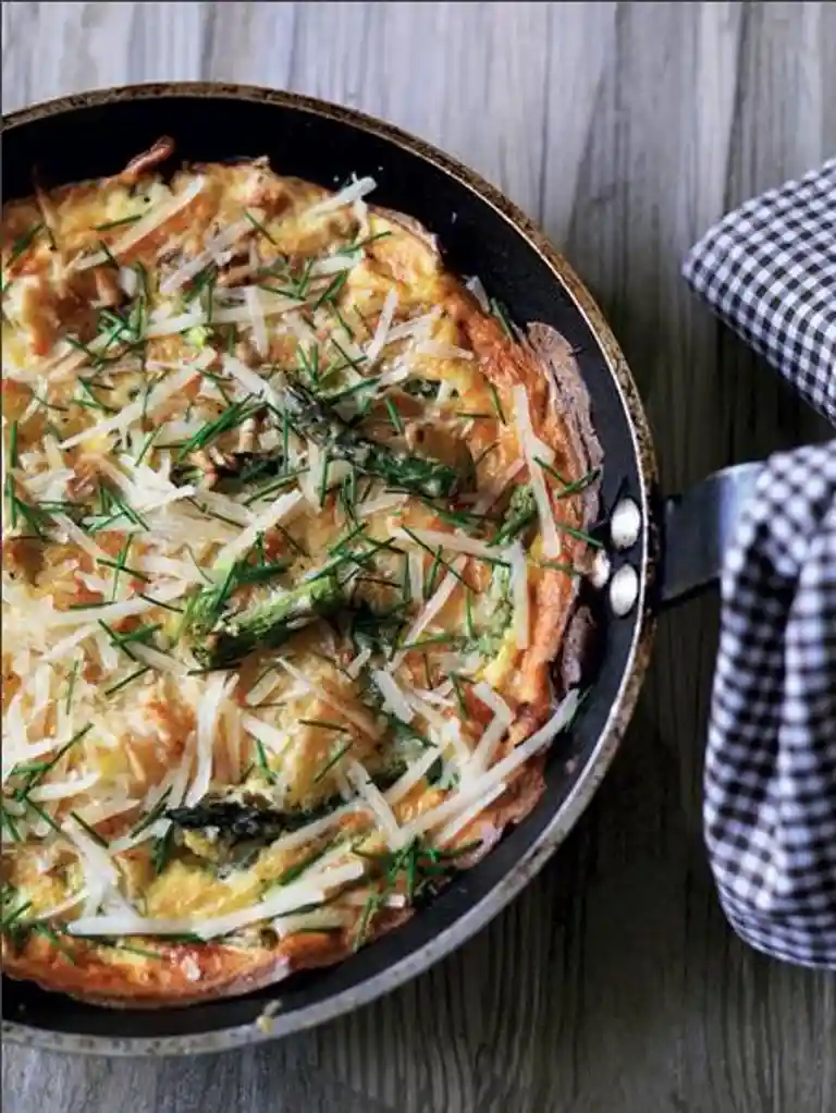 Æggekage med kartofler og squash, sprød bacon og spæd vårsalat