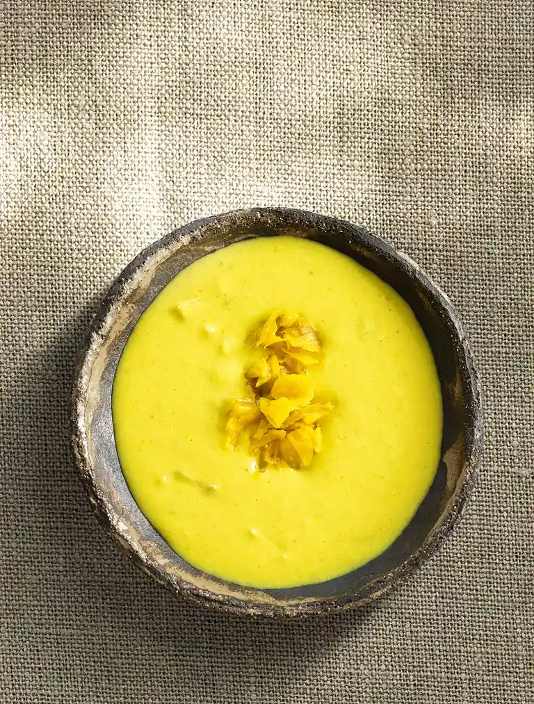 Ananas-karrysauce med kraut og langtidsstegte rødder