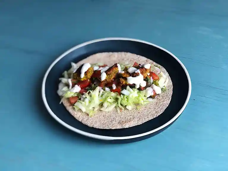 Wraps med falafel, kål, tomatrelish og yoghurtdressing