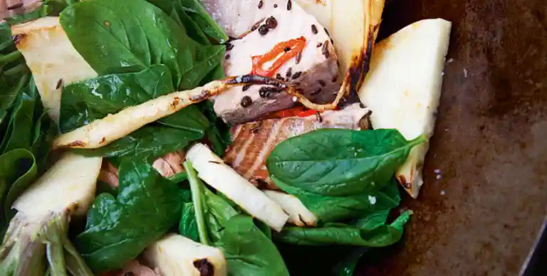 Blokke af stegt laks i brændte krydderier med linser og rødder