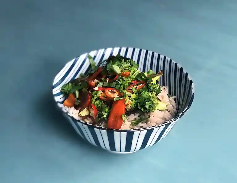 Stegt broccoli og gulerod med tamari, lime og jasminris