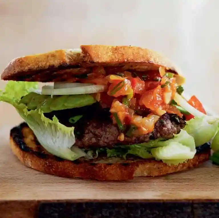 Burger med citronporre, salat og ketchup 