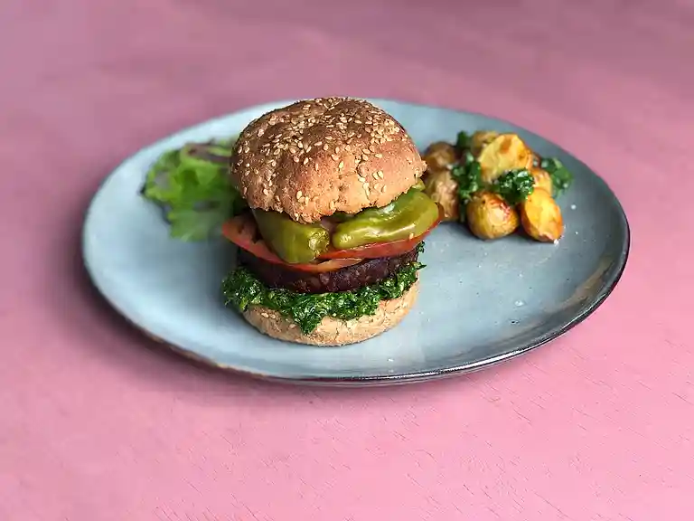 Burger med svampe-hvidløgsbøffer, syltede padrón-pebre og ovnkartofler