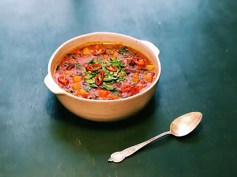 Chili sin carne med amarant, squash og spinat