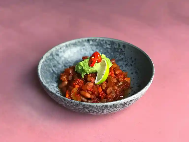 Chili sin carne med tacos og lime