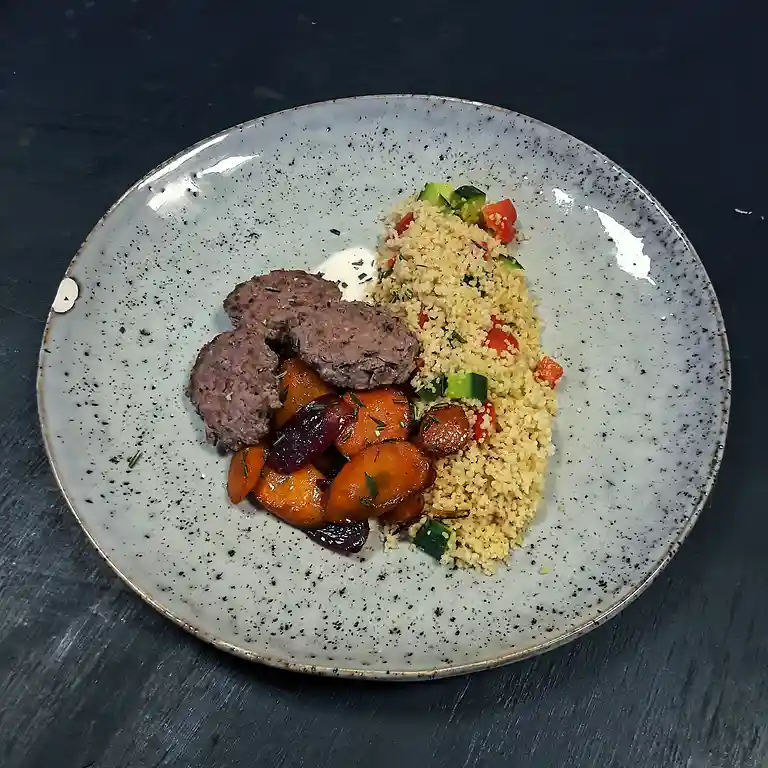 Hakkebøf og couscoussalat med agurk og peberfrugt