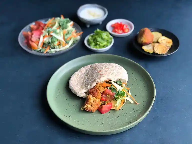 Falafler i pita med stegt squash, mild chili og yoghurtdressing