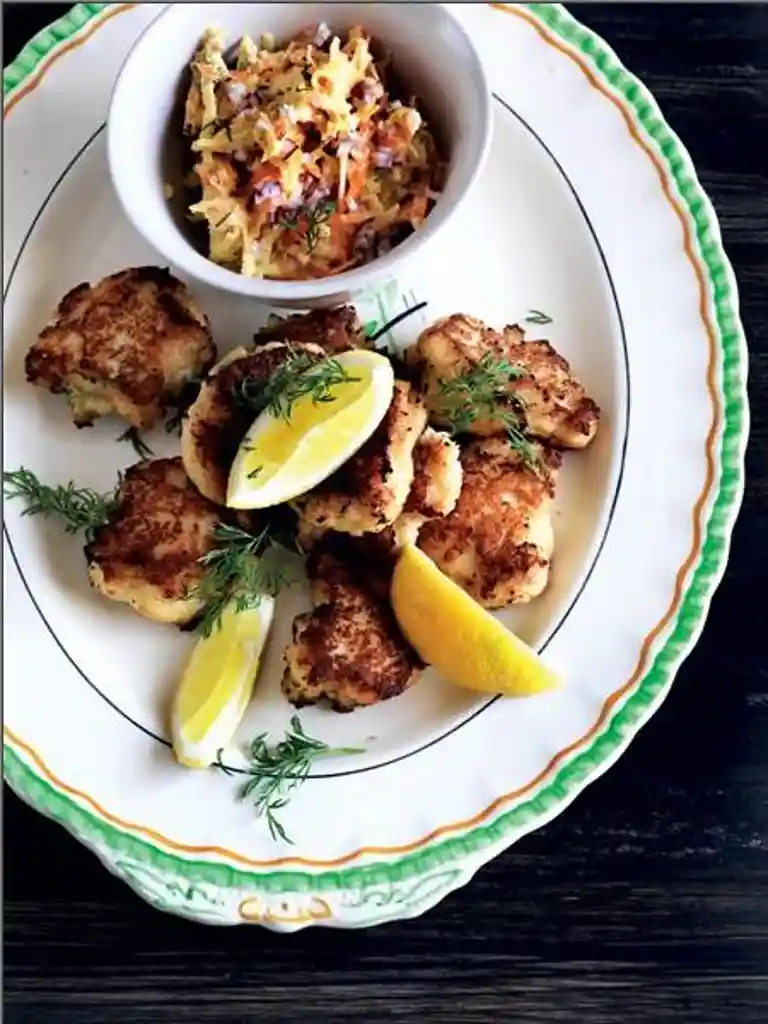 Fiskefrikadeller med broccoli, gulerod og hasselnødder