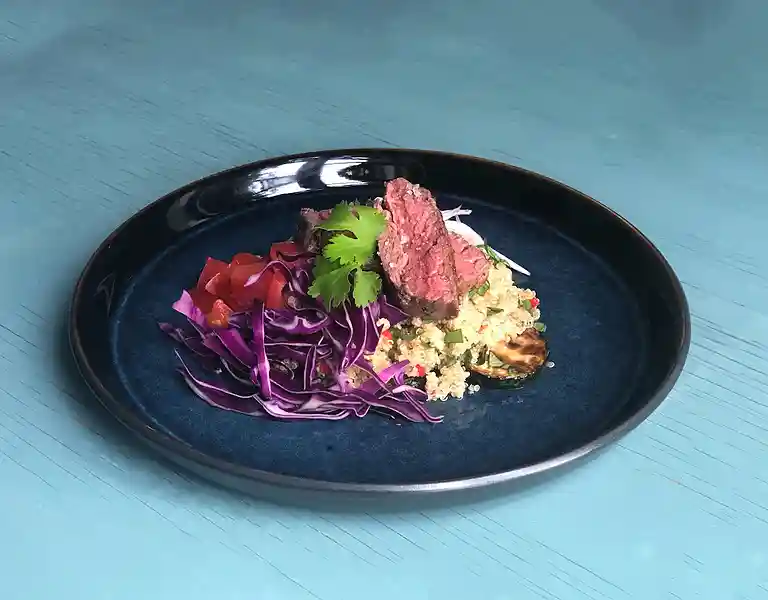 Flankesteak med quinoa, grillet squash og limedressing