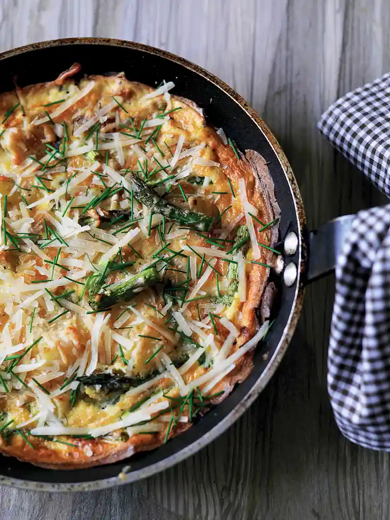 Forårsfritatta med grønne asparges, søde kartofler, bacon og sprød salat