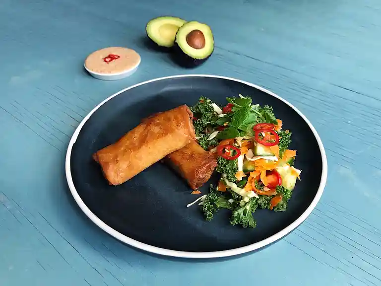Forårsruller med sprødt grønt, avocado og peanutbutter-dressing