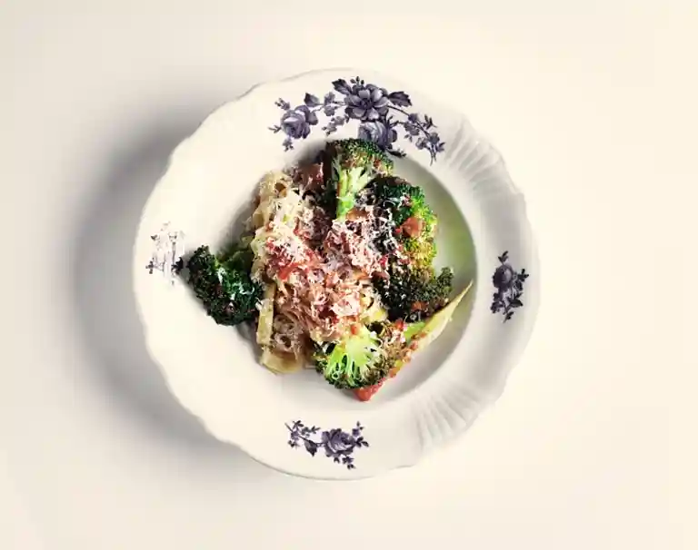 Frisk pasta med broccoli, tomat og parmesan 