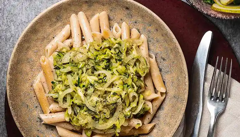 Pasta og squashsauce med citronskal og hvidløg