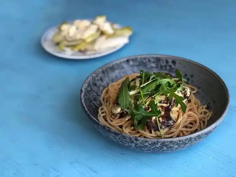 Frisk spaghetti med cremede svampe, selleri og julesalat med burrata