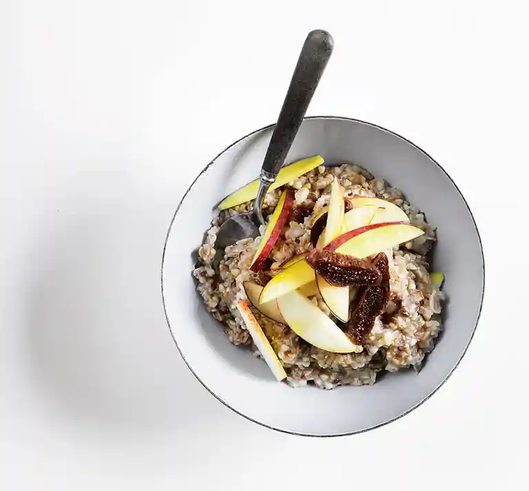 Fuldkornsgrød med nødder, tørret og frisk frugt 