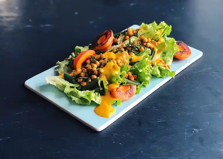 Fyldig salat med stegte abrikoser, grønne bønner og kikærter