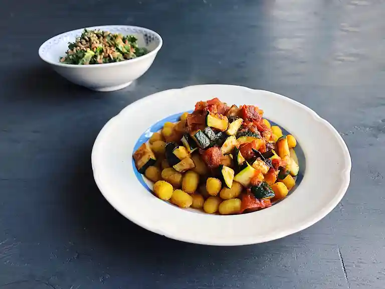 Græskar-gnocchi med stegt grønt og grønkålssalat med tahindressing