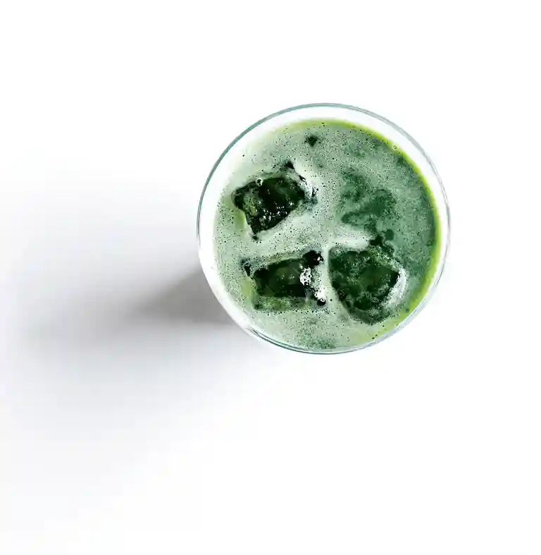 Grøn juice af spinat, appelsin og ingefær 