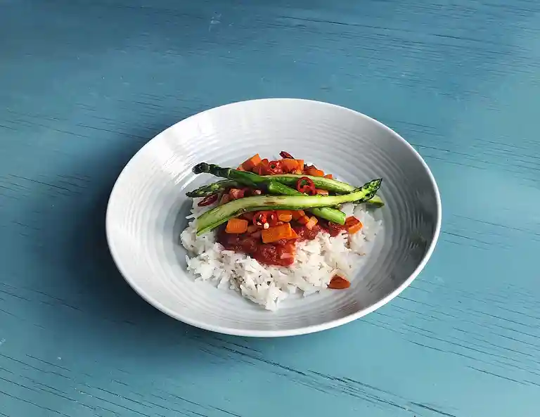 Grønne asparges og gulerødder i krydret jalfrezi-sauce med ris