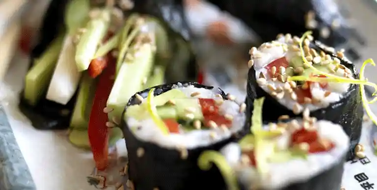 Grønne sushi med lime- og sojadip