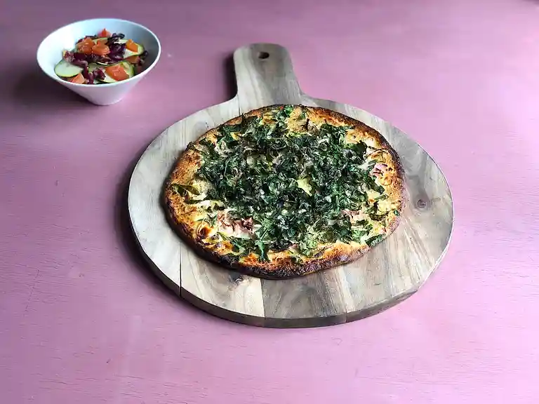 Hvid løgpizza med creme fraiche, spinat og lun bønnesalat
