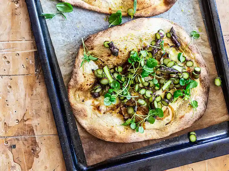 Hvid pizza med friske asparges