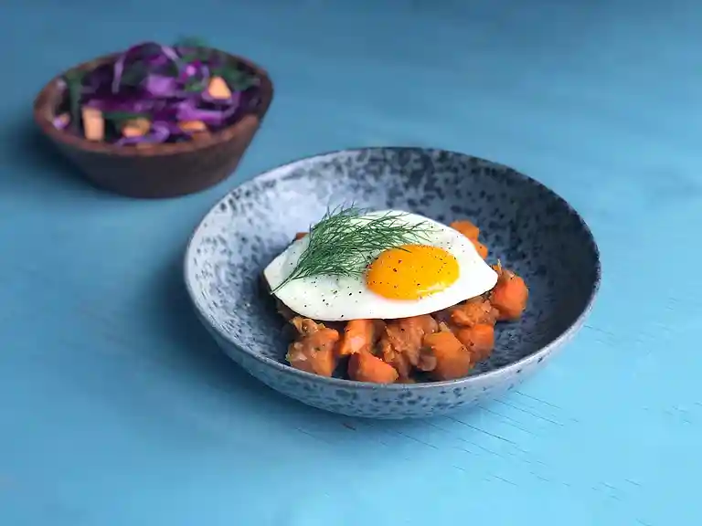 Indonesisk curry med søde kartofler, stegt æg og kålsalat med cantaloupe