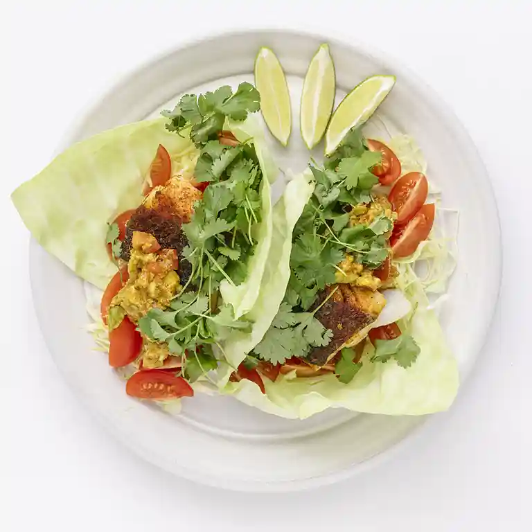 Kåltacos med skindstegt torskefisk, avocado og koriander