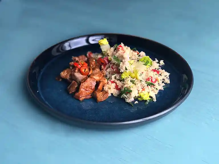 Misoglaseret kalkun og couscous med peberfrugt, frilicesalat og persille