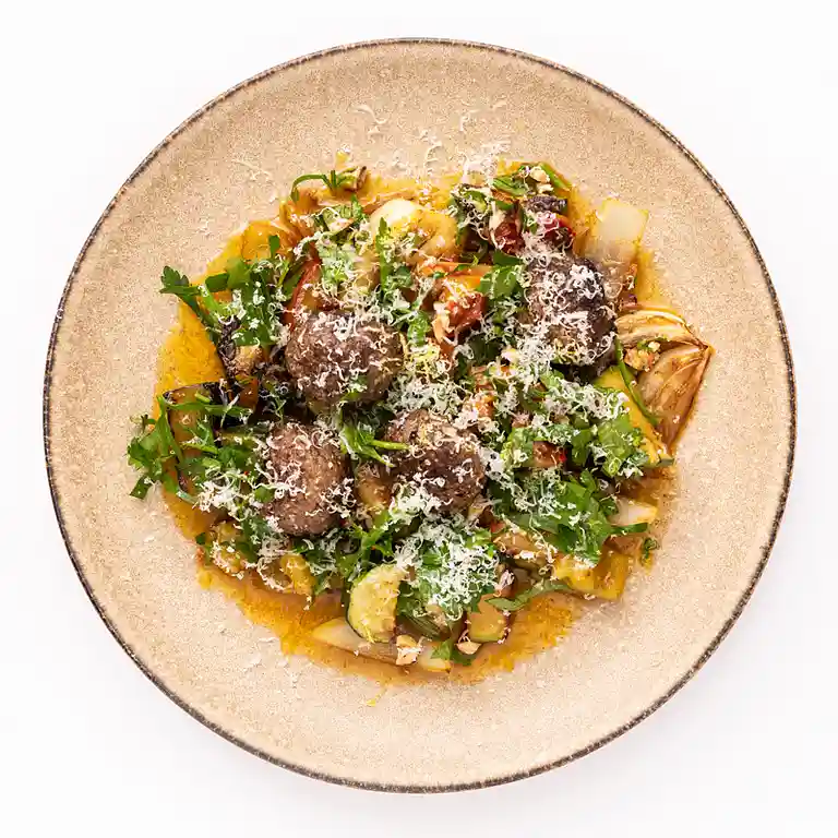 Oksekødboller med rosmarin, stegte grøntsager og parmesan