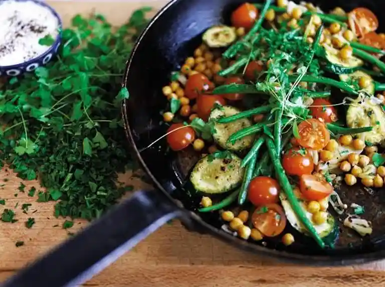 Kikærter i karry-kokossauce med søde kartofler og sprøde grønsager