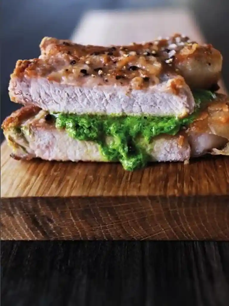 Koteletter og kartofler i fad med gulerødder i persillesauce og salat