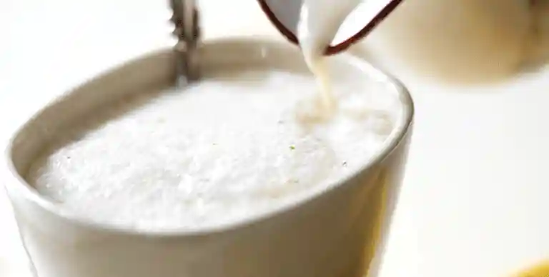 Krydret banan- og hvid chokolade-lassi