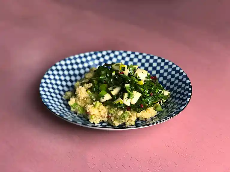 Lun hirsesalat med estragon, pære og bladbeder