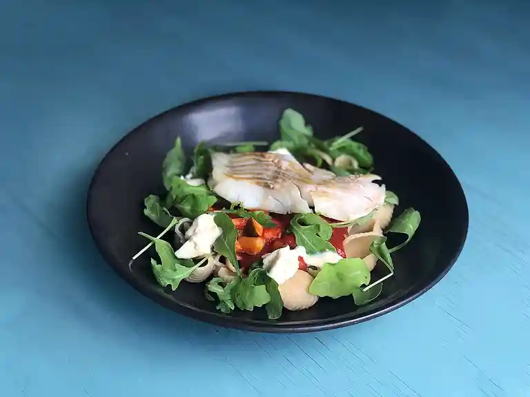 Salat med spicy oksekød, syltet rødløg og pitachips