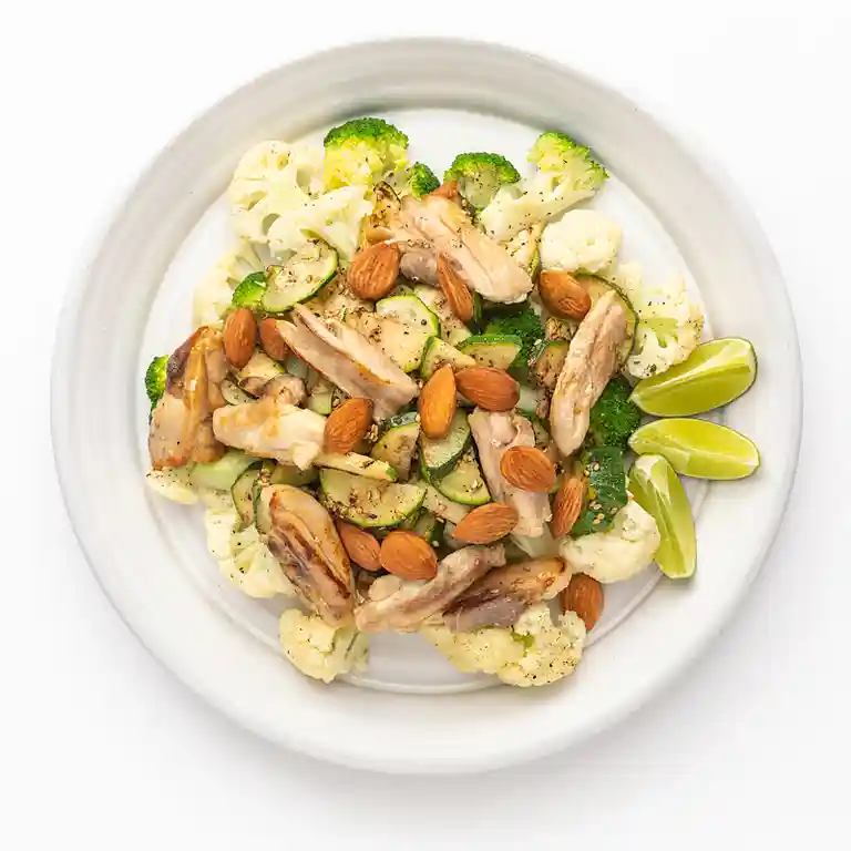 Lynstegt kylling med smørdampet grønt og mandler