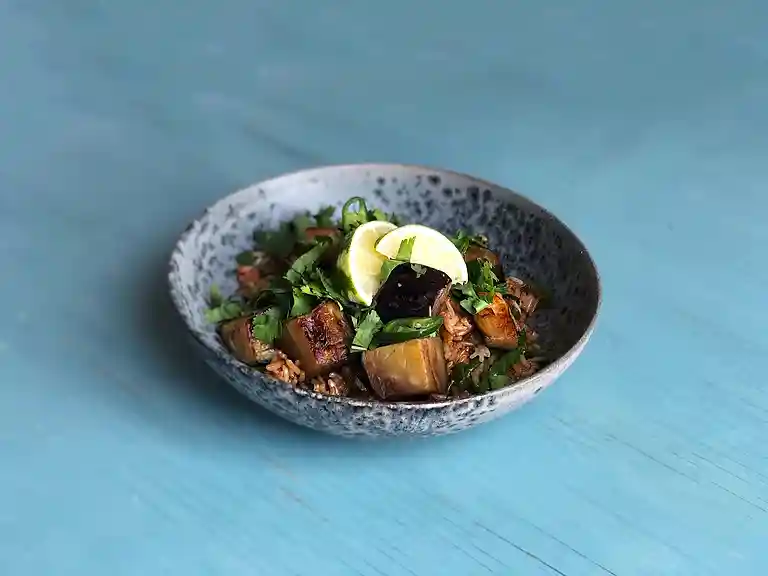 Stir fry med ris, aubergine, flade bønner, chili og teriyaki
