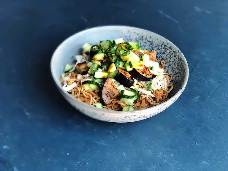 Nudler med tamaridressing, spidskål, aubergine og agurk