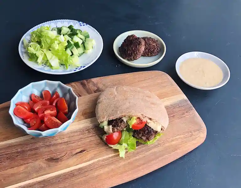 Minihakkebøffer i tortillas med sprødt grønt og krydret yoghurt