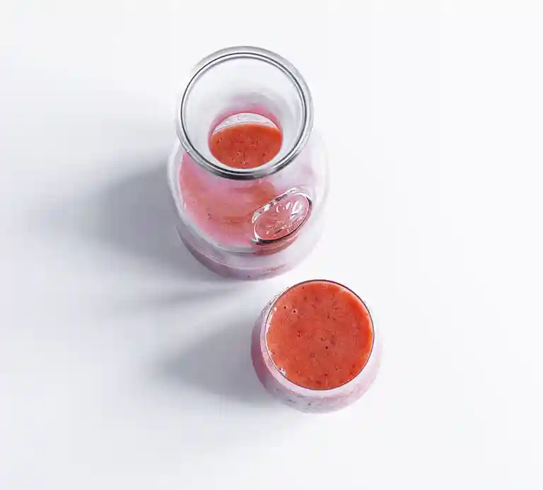 Morgensmoothie med banan, jordbær og juice