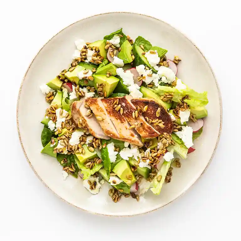 Sprængt nakkestykke med salat med radiser, cremet gedeost og solsikkekerner