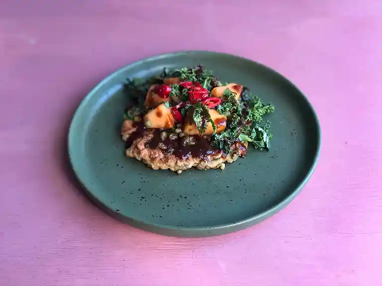 Okonomiyaki med grønkål, teriyaki og mungbønnesalat med melon
