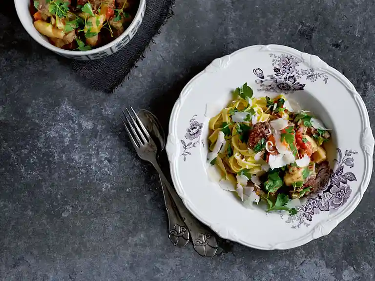 Okseragout med rodfrugter og frisk pasta 