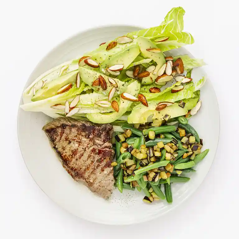 Flanksteak med avocado, mandler, stegt aubergine og grønne bønner