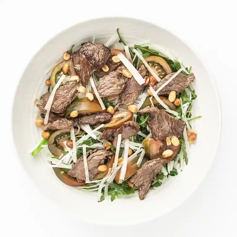 Oksewok med blomkål, rucola og peanuts