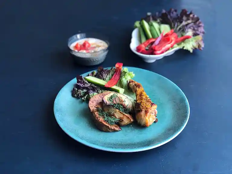 Ovnstegt kylling med citrontimian, ovnfritter, tomatdip og sprødt grønt