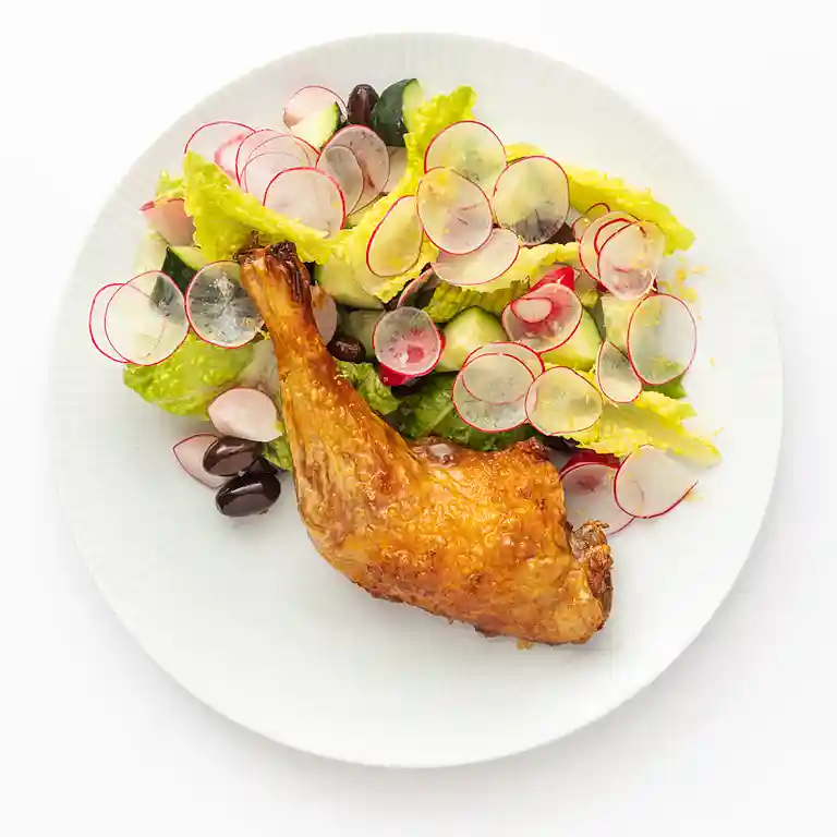 Ovnstegt kyllingelår, blomkål og radisesalat med solsikkekerner