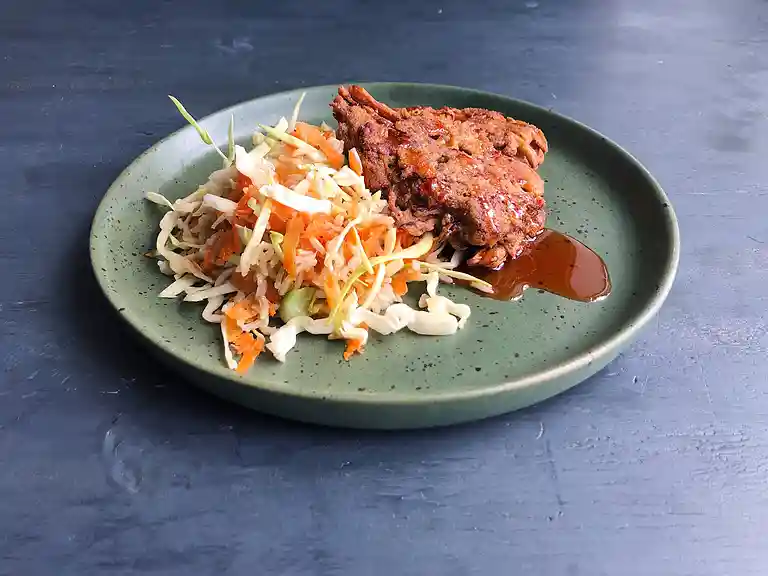 Pakoras med lilla sød kartoffel, bladselleri og kålsalat